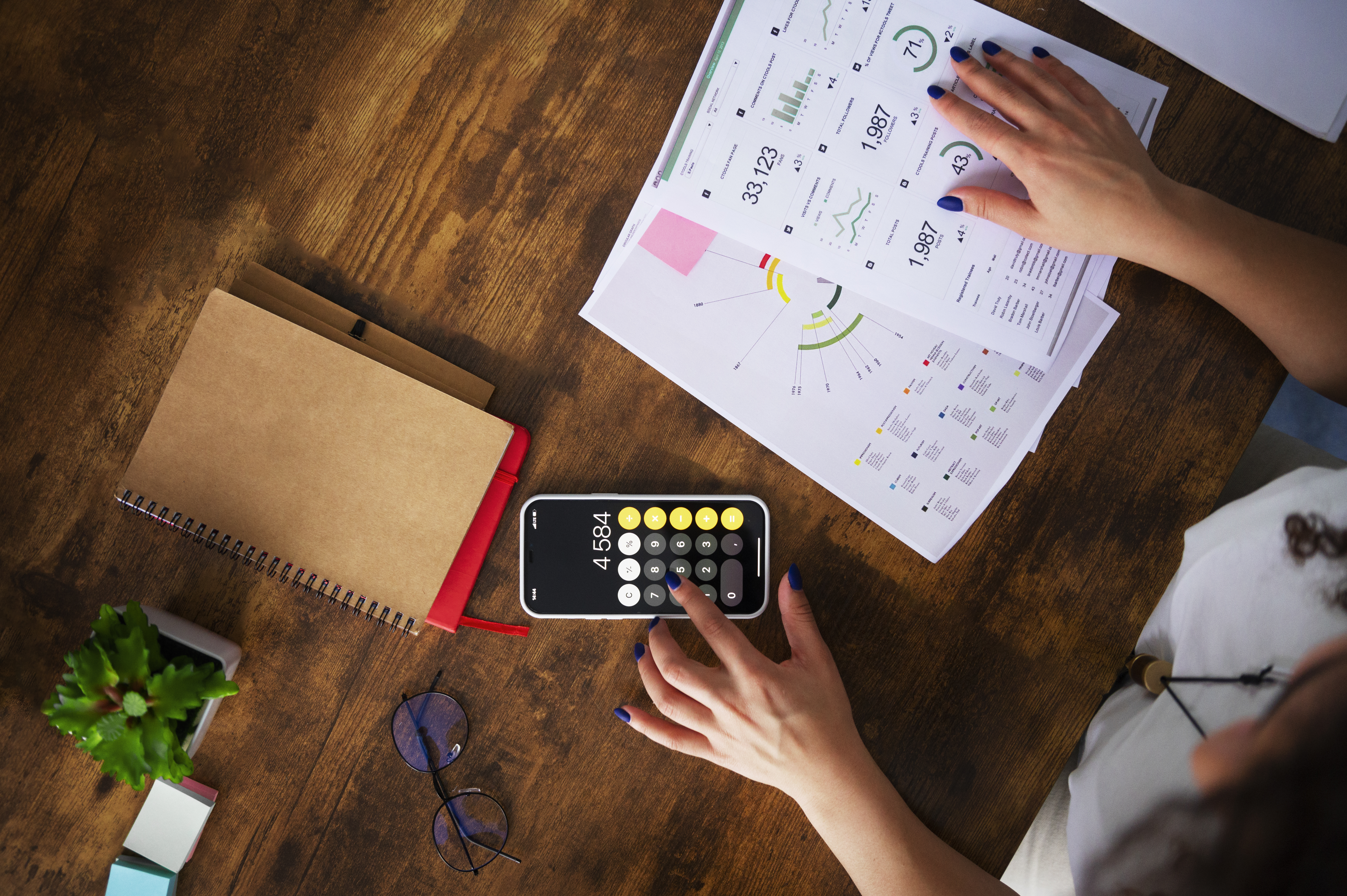 Mulher analisando dados financeiros, representando análise de rentabilidade na terceirização